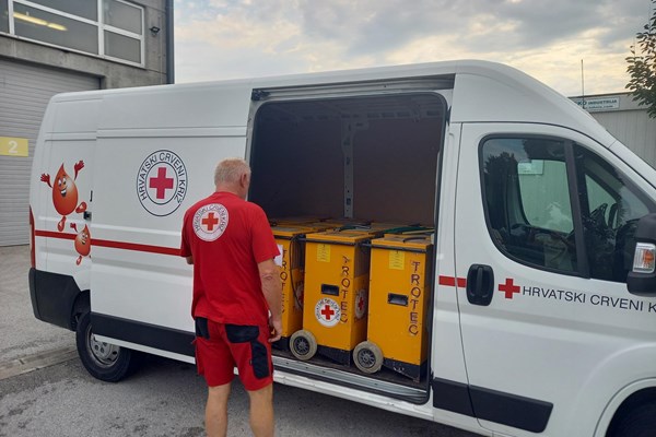 Poslani aparati za isušivanje prostora u Glinu